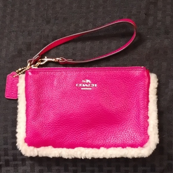 COACH Raspberry Sherpa Trim Pink Pebbled Leather Wristlet Clutch Bag 🆕LIKE NEW🆕 - Picture 1 of 6